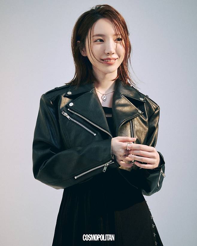 레더 재킷 NOTKNOWING. 블랙 원피스 NILLRING 링 모두 BY THE NAME OF. 네클리스 JIWON CHOI.