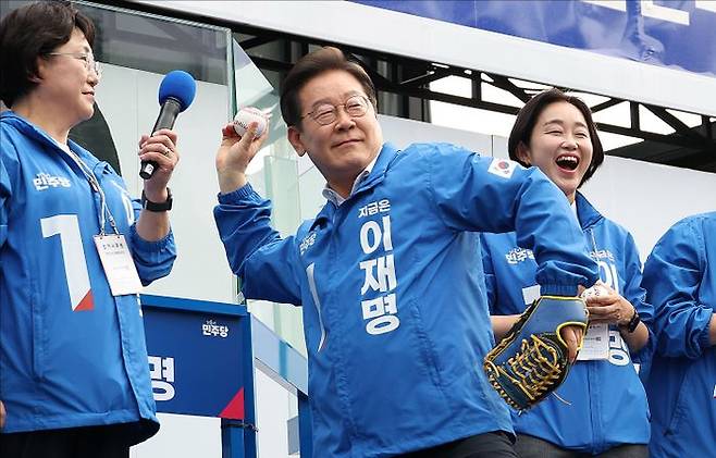 이재명 더불어민주당 대선 후보가 29일 오후 서울 송파구 잠실야구장 앞 광장에서 열린 강동구·송파구 집중유세에서 야4당 대표들과 함께 투표 도장이 새겨진 야구공을 던지는 퍼포먼스를 하고 있다. ⓒ데일리안 홍금표 기자