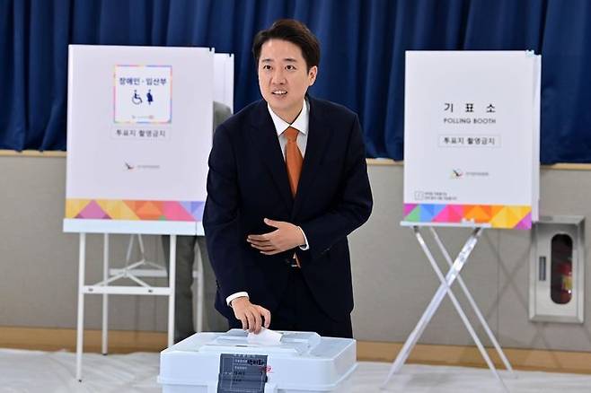 이준석 개혁신당 대선 후보가 29일 오전 경기 화성시 동탄9동 행정복지센터에 마련된 사전투표소에서 투표를 하고 있다. (공동취재) ⓒ뉴시스