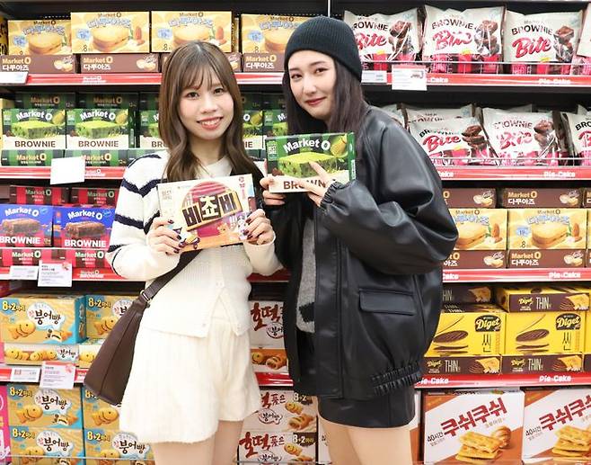 외국인 관광객이 서울의 한 대형마트에서 오리온 제품을 들고 포즈를 취하고 있다.ⓒ오리온