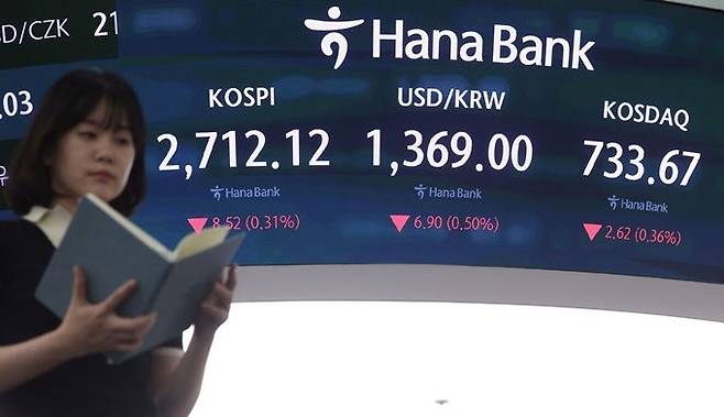 30일 서울 중구 하나은행 딜링룸 현황판에 코스피·코스닥 지수 등이 표시돼 있다. ⓒ뉴시스