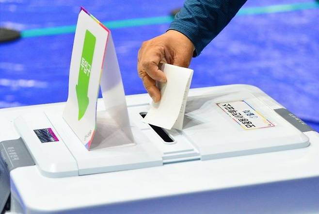 21대 대통령선거 사전투표 첫날인 지난 29일 투표함에 투표용지를 넣는 시민.ⓒ뉴시스