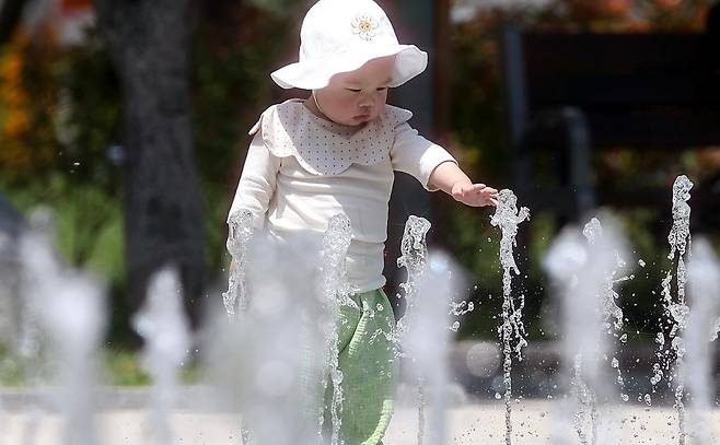 대구 낮 최고기온이 33도까지 오르며 무더운 날씨를 보인 20일 대구 서구 평리공원 바닥분수에서 아기가 물놀이를 하고 있다. 2025.05.20. 대구=뉴시스