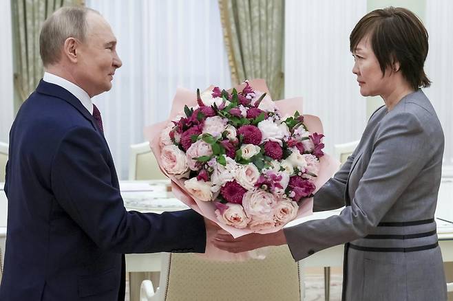 블라디미르 푸틴(왼쪽) 러시아 대통령이 29일(현지 시간) 러시아 모스크바 크렘린궁에서 아베 신조 전 일본 총리의 부인 아키에 여사에게 꽃다발을 건네고 있다. 푸틴 대통령은 이날 아키에 여사를 접견했다. 2025.05.30. 모스크바=AP/뉴시스