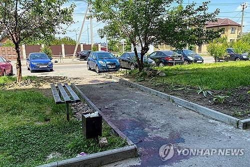 러시아 스타브로폴의 한 아파트 건물 인근에서 발생한 폭발 현장에 핏자국이 남아있는 모습. 이 폭발로 러시아군 예비역 소령 자우르 구르치예프를 포함한 남성 두 명이 숨졌다고 당국은 밝혔다. [스타브로폴 타스=연합뉴스]