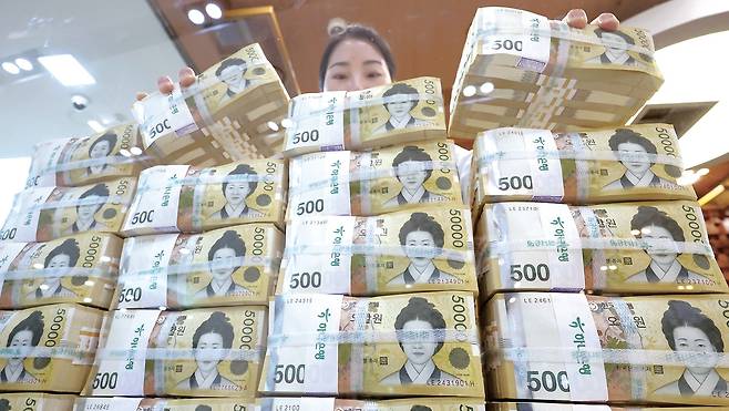 2월 19일 서울 중구 하나은행 위변조대응센터에서 직원이 5만원권을 정리하고 있다./ 뉴스1