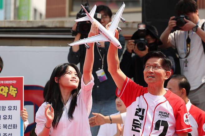 국민의힘 김문수 대선 후보가 30일 충북 충주시 젊음의 거리에서 열린 유세에서 '충주 항공물류 허브공항 유치' 라고 적힌 비행기 모형을 받고 있다.