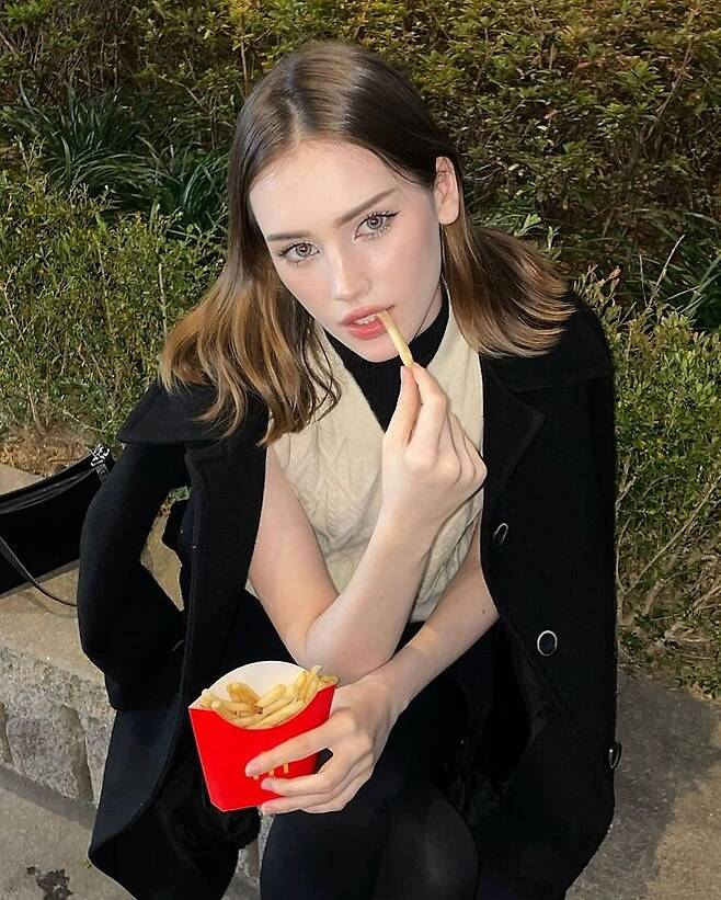 1010.jpeg 오뎅 먹는 우크라이나 처자.jpg