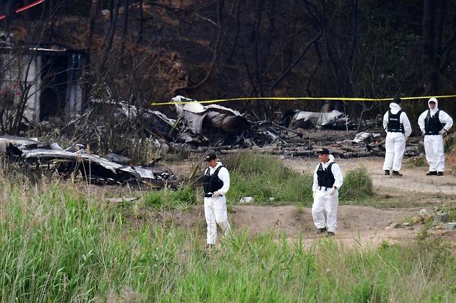 군 항공사고 조사관들이 30일 오전 경북 포항시 남구 동해면 야산에 추락한 해군 대잠 해상초계기 사고 현장 조사를 진행하고 있다. 뉴스1