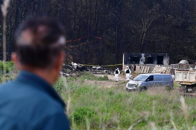 군 항공사고 조사관들이 30일 오전 경북 포항시 남구 동해면 야산에 추락한 해군 대잠 해상초계기 사고 현장 조사를 진행하고 있다. 뉴스1
