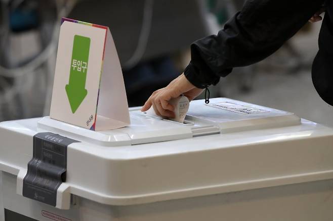 용인 사전투표소 회송용 봉투서 이재명 기표 용지 나와