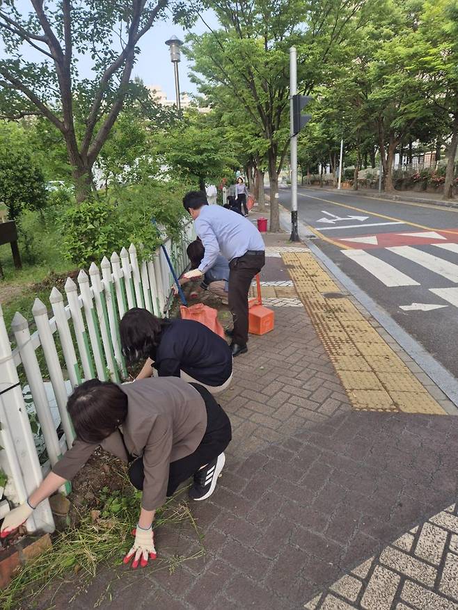 KB국민은행 화명동지점 직원들 장애인복지시설 찾아 '