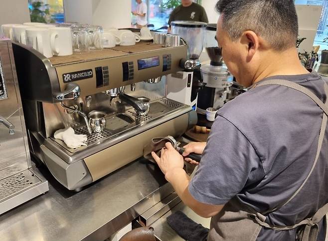 서울 성동구 한양대 먹자골목에서 커피점을 하는 김영전(52)씨가 28일 주문을 받고 커피를 내릴 준비를 하고 있다.