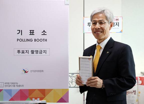 권영국 민주노동당 후보가 21대 대통령선거 사전투표 첫날인 지난 29일 오전 전남 여수시 주암마을회관에 마련된 사전투표소에서 투표하고 있다. 연합뉴스