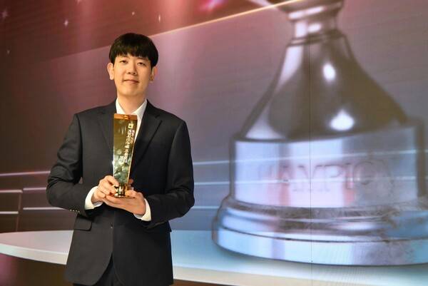 영림프라임창호의 강동윤 9단이 30일 서울 강남구 엘리에나 호텔에서 열린 KB국민은행 바둑리그 시상식에서 MVP로 선정된 뒤 밝게 웃고 있다. 한국기원 제공