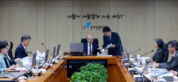 안창호 인권위원장과 위원들이 26일 서울 중구 인권위에서 열린 제11차 전원위원회에 참석해 개회를 기다리고 있다. 연합뉴스