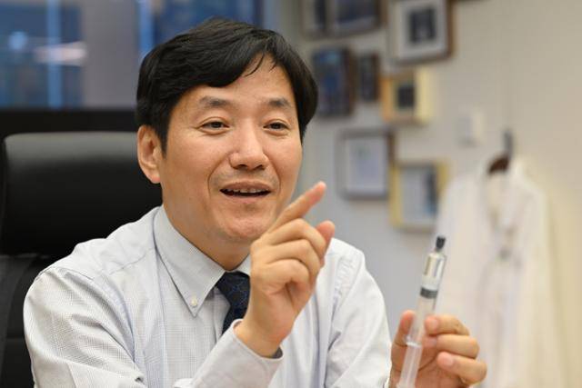 주지현 가톨릭대 의대 교수가 21일 사울 서초구 입셀 본사에서 유도만능줄기세포로 만든 연골세포를 이용해 골관절염을 치료하는 원리에 대해 설명하고 있다. 박시몬 기자