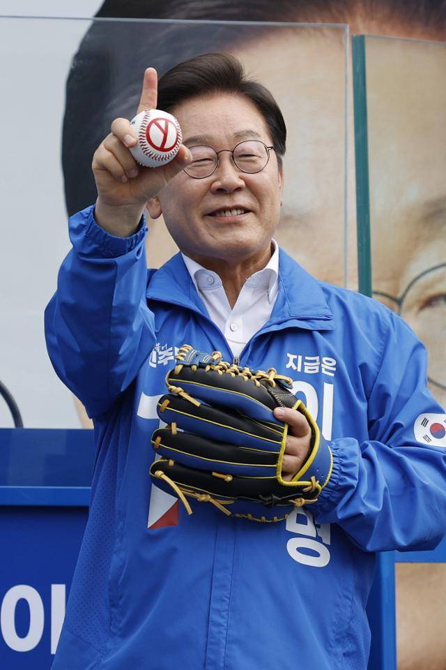 이재명 더불어민주당 대선 후보가 사전투표 첫날인 29일 오후 서울 송파구 잠실야구장 앞 광장에서 열린 유세에서 야구공을 들고 포즈를 취하고 있다. 뉴스1