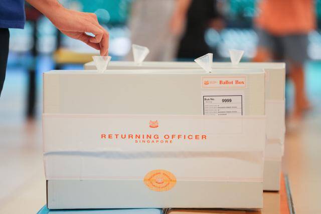 싱가포르 총선이 열린 이달 3일 한 투표소에서 유권자가 투표함에 표를 넣고 있다. 싱가포르=AP 연합뉴스싱가포르 총선이 열린 이달 3일 한 투표소에서 유권자가 투표함에 표를 넣고 있다. 싱가포르=AP 연합뉴스