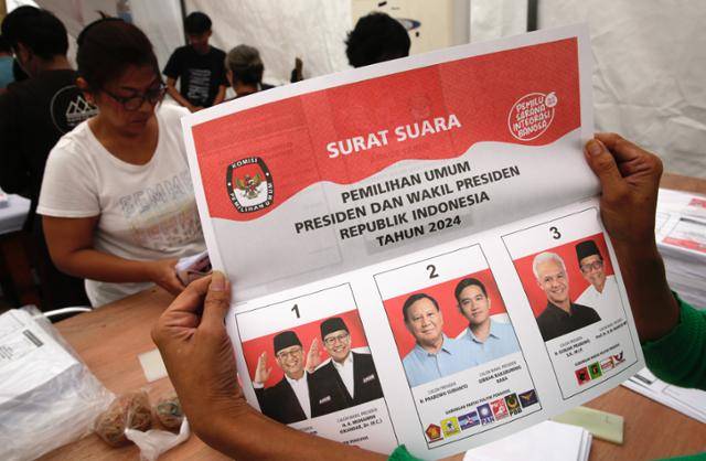 인도네시아 대선·총선을 한 달 여 앞둔 지난해 1월 반튼주 탕그랑의 한 물류창고에서 선거관리위원회 직원이 대통령 후보 투표용지를 정리하고 있다. 투표 용지에 도장을 찍거나 펜으로 표기하는 대신 지지 후보 번호 옆을 기표소에 마련된 못으로 뚫으면 된다. 탕그랑=EPA 연합뉴스 자료사진