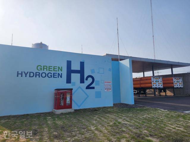 제주시 구좌읍 행원리 행원풍력발전단지의 그린수소 생산시설. 상용 단계 수전해 기술 실증을 위해 마련된 국내 첫 설비다. 제주=나주예 기자