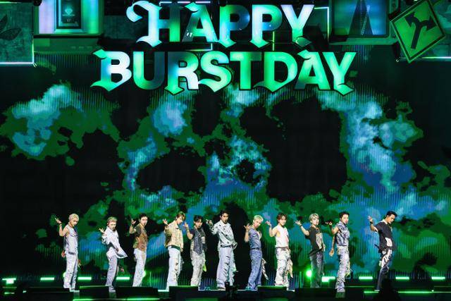 그룹 세븐틴은 지난 25일 서울 잠수교 위에서 데뷔 10주년 기념 무료 공연 ‘B-DAY PARTY’를 진행했다. 플레디스엔터테인먼트 제공