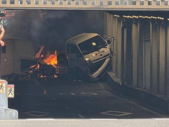 6일 오전 김문수 국민의힘 대선 후보의 유세 차량이 서울 용산구 갈월지하차도에서 전도돼 화재가 난 모습. 온라인 커뮤니티 캡처