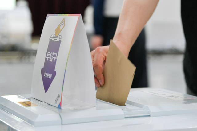 한 시민이 제21대 대통령선거 사전투표 첫날인 29일 서울 중구 소공동주민센터에 마련된 사전투표소에서 소중한 한표를 행사하고 있다. 남동균 인턴기자
