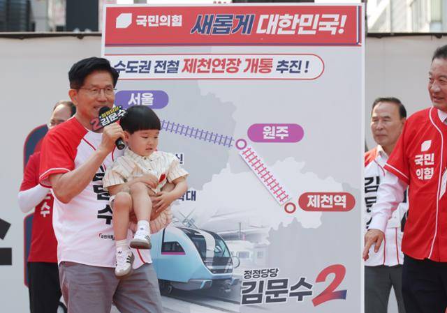 김문수 국민의힘 대선 후보가 30일 충북 제천 문화의거리를 찾아 유세를 하고 있다. 뉴시스