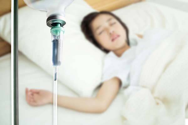 어린 아이들은 영양 수액을 맞는 대신 음식을 골고루 먹는 것이 우선이다./그래픽=최우연