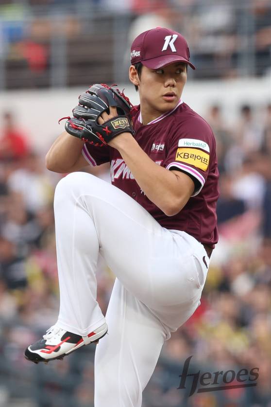 29일 광주 KIA전에 선발 등판해 힘차게 투구하는 김윤하의 모습. 키움 제공