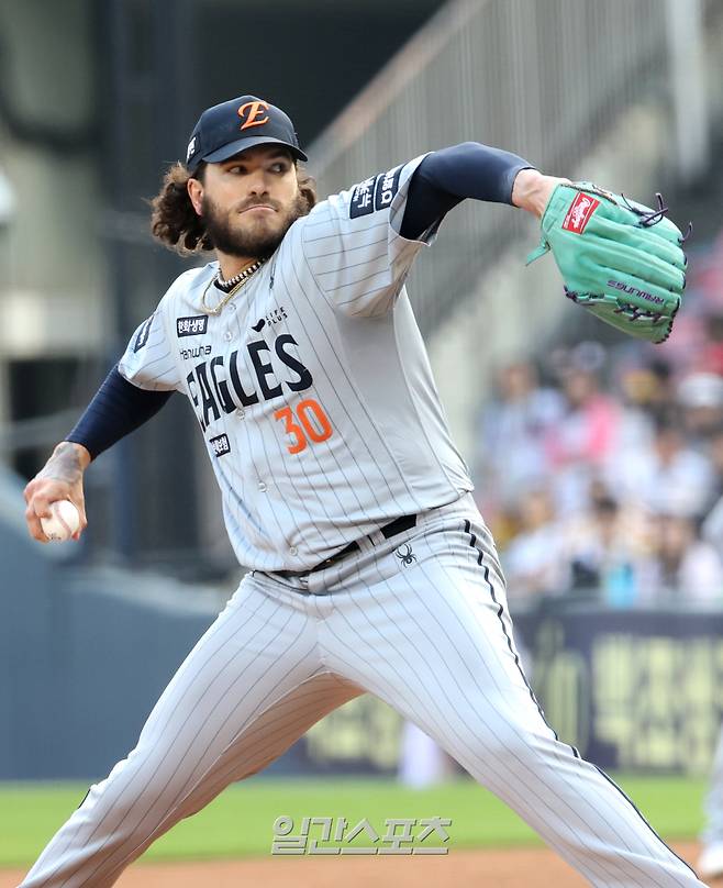 2025 KB0리그 프로야구 LG트윈스와 한화이글스의 경기가 28일 오후 서울 잠실야구장에서 열렸다. 한화 선발 폰세가 등판해 LG타선을 상대하고 있다. 잠실=김민규 기자 mgkim1@edaily.co.kr