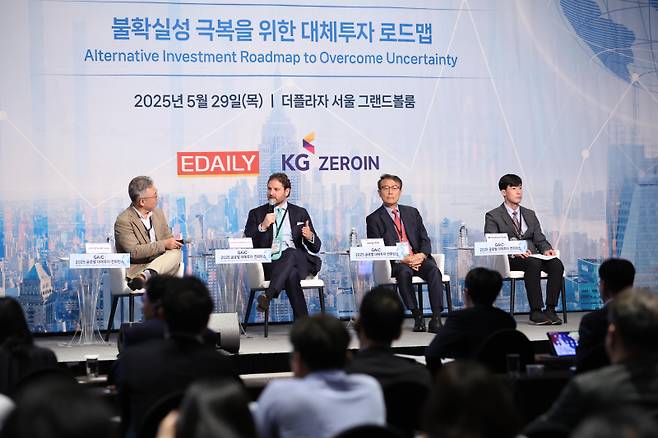 [이데일리 노진환 기자] 2025 글로벌 대체투자 컨퍼런스가 29일 서울 중구 소공로 더플라자호텔에서 열렸다. 이장혁(왼쪽부터) 고려대학교 경영대학 교수, 크리스티안 뷰브달-오베센 코뎃캐피탈파트너스 파트터&투자전문가, 허장 대한지방행정공제회 사업이사, 서원철 KBIZ 중소기업중앙회 자산운용본부장이 '사모대출-순풍이 이어질 것인가'를 주제로 발언을 하고 있다.