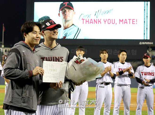 LG의 일시 대체 외국인선수였던 코엔 윈이 28일 열린 한화 이글스와의 마지막 선발 경기 종료 후 고별행사를 가졌다 . 임찬규가 코엔 윈의 승리 기록지와 꽃다발을 전달하고 함께 포즈를 취하고 있다. 잠실=김민규 기자 mgkim1@edaily.co.kr /2025.05.28/