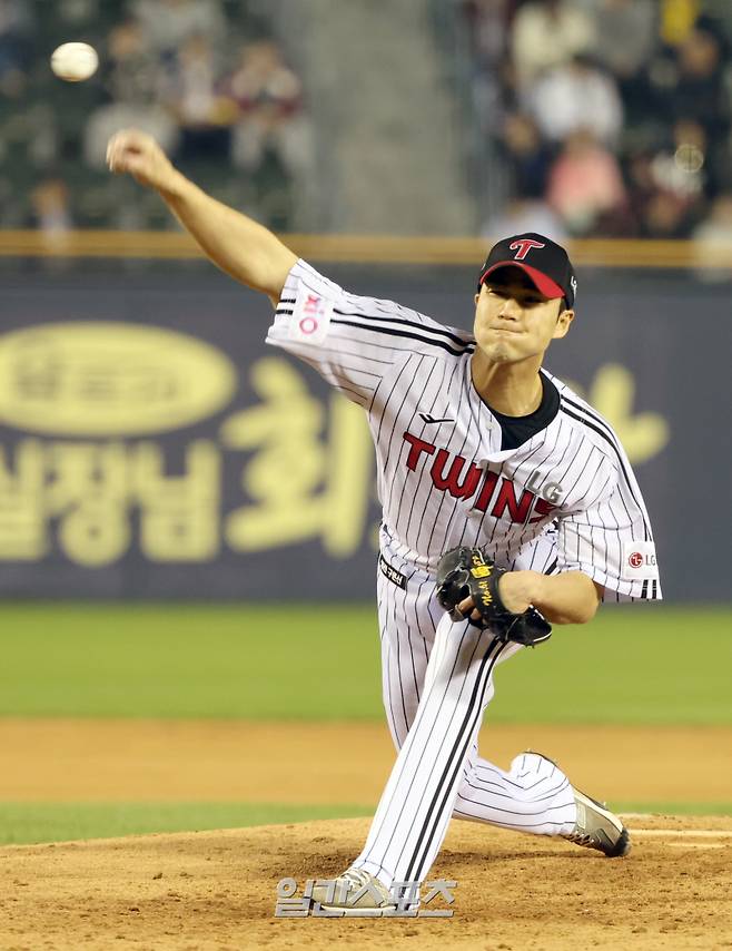 24일 오후 잠실야구장에서 열린 2025 프로야구 NC 와 LG 경기. LG 투수 백승현이 6회 등판 역투하고있다. 잠실=정시종 기자 capa@edaily.co.kr /2025.04.24.