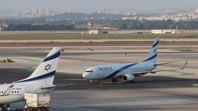 이스라엘 텔아비브 벤구리온 공항의 엘알항공 비행기