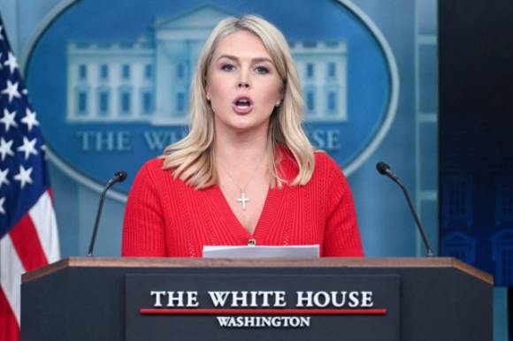 미국 항소법원이 상호관세를 무효로 한 1심 법원의 판결을 하루 만에 뒤집었다. 사진은 캐롤라인 레빗 백악관 대변인이 29일(현지시간) 백악관에서 정례브리핑을 하고 있는 모습. [사진=AFP/연합뉴스]