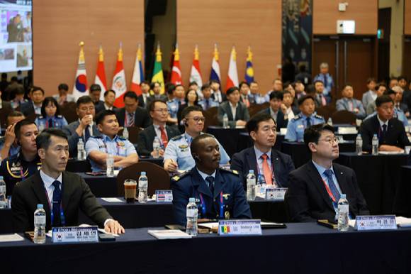 27일 경기도 성남 밀리토피아 호텔에서 개막한 제14회 K-TCG 및 제8회 SMG 국제회의에서 참석자들이 발표를 듣고 있다. [사진=KAI]