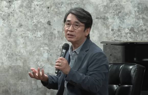 유시민 전 노무현재단 이사장이 28일 유튜브 채널 '김어준의 다스뵈이다'에 출연해 발언하고 있다. [사진=유튜브 채널 '김어준의 다스뵈이다' 갈무리]