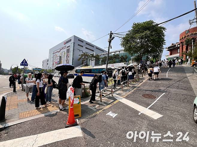 제21대 대통령선거 사전투표 2일 차 서울 서대문구 신촌동 사전투표소 앞에 유권자들이 줄 서있다. [사진=라창현 기자]
