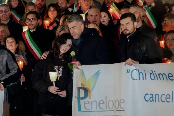 2023년 이탈리아 북부 베네치아 인근 비고노보(Vigonovo)에서 전 남자친구에게 살해된 줄리아 체케틴을 추모하는 촛불 행진에서 줄리아의 아버지가 또 다른 딸을 껴안고 있다. [사진=AP/연합뉴스]