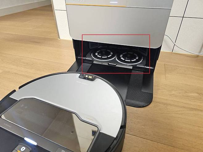 카펫 청소시, 물걸레를 자동 분리해두는 기능도 갖췄다 / 출처=IT동아