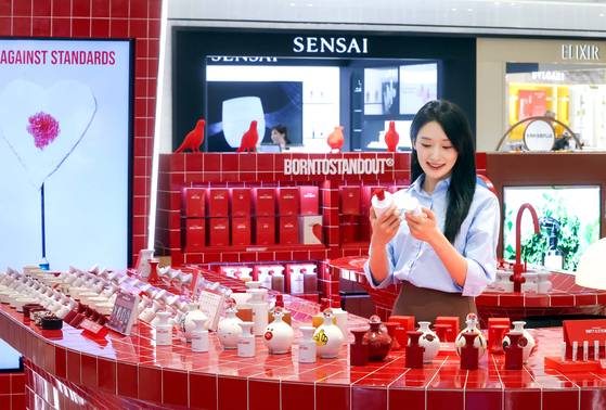신세계면세점이 6월 연휴와 여름 휴가 시즌을 앞두고 카테고리별 MD가 엄선한 단독 및 한정 컬렉션을 선보이고 있다. 사진은 신세계면세점 명동점에 단독 오픈한 글로벌 니치 향수 브랜드 ‘본투스탠드아웃’. [사진 신세계면세점]