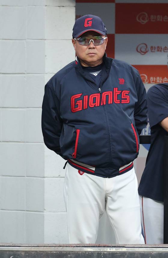 한화를 이끄는 김경문 감독(아래 사진)과 롯데를 지휘하는 김태형 감독은 두 팀의 숙원을 풀 ‘우승 청부사’ 역할을 맡았다. [뉴스1]