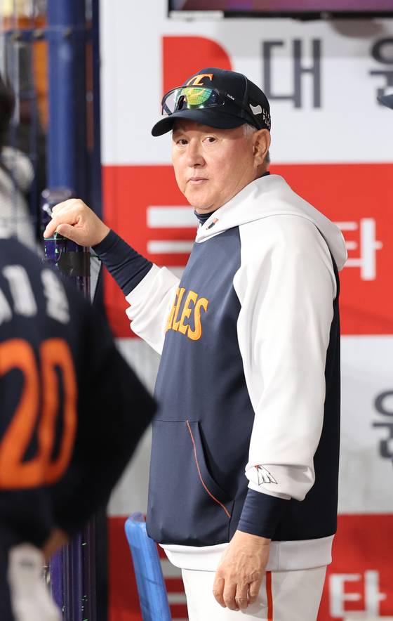 한화를 이끄는 김경문 감독과 롯데를 지휘하는 김태형 감독(위 사진)은 두 팀의 숙원을 풀 ‘우승 청부사’ 역할을 맡았다. [뉴스1]