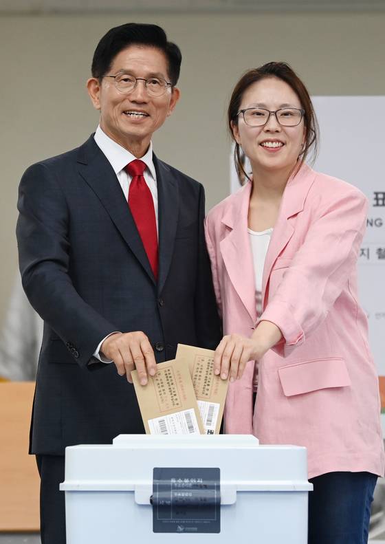 김문수 국민의힘 대선후보가 외동딸 동주씨와 함께 29일 오전 인천 계양1동 주민센터에서 제21대 대통령 선거 사전투표를 하고 있다. 임현동 기자