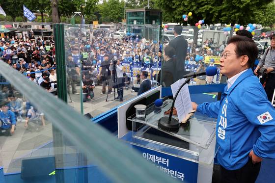 더불어민주당 이재명 대선후보가 29일 서울 송파구 잠실종합운동장 광장에서 유세하고 있다. 연합뉴스