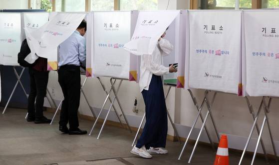 30일 오전 서울 서대문구 구 신촌동주민센터에 마련된 사전투표소에서 시민들이 투표를 하고 있다. 뉴시스