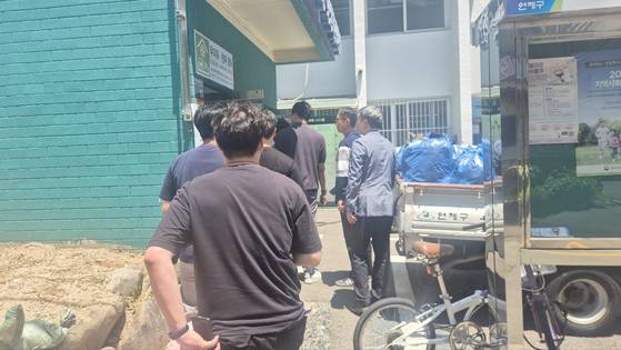 30일 오후 12시30분쯤 부산 연제구 연산5동 행정복지센터 사전투표장에 투표하러 온 직장인이 몰리며 2층 투표소에서 1층 출입구 바깥까지 줄이 이어졌다. 김민주 기자