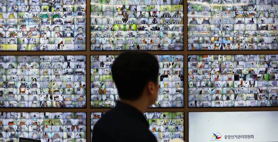 제21대 대통령선거 사전투표 둘째 날인 30일 오전 경기도 과천 중앙선거관리위원회 선거종합상황실에서 관계자들이 관내사전투표함 보관장소 CCTV를 모니터링하고 있다. 뉴스1